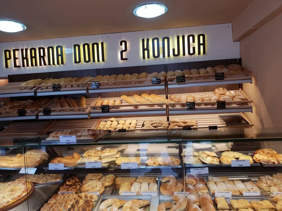 Sveže pecivo v izložbi - Pekarna Doni 2